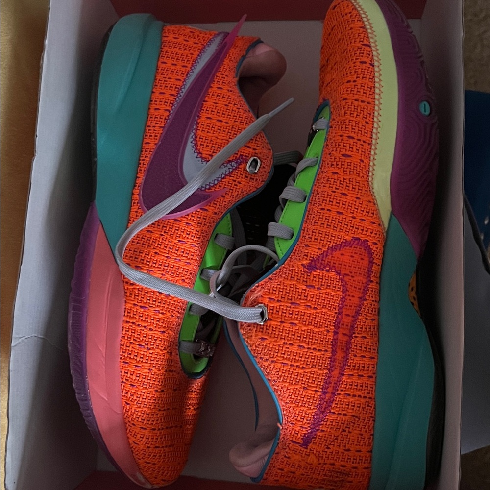 Men’s Nike Lebron XX basketball shoes. Size 11.5